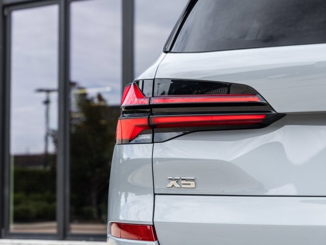 2025 BMW X5 M60i