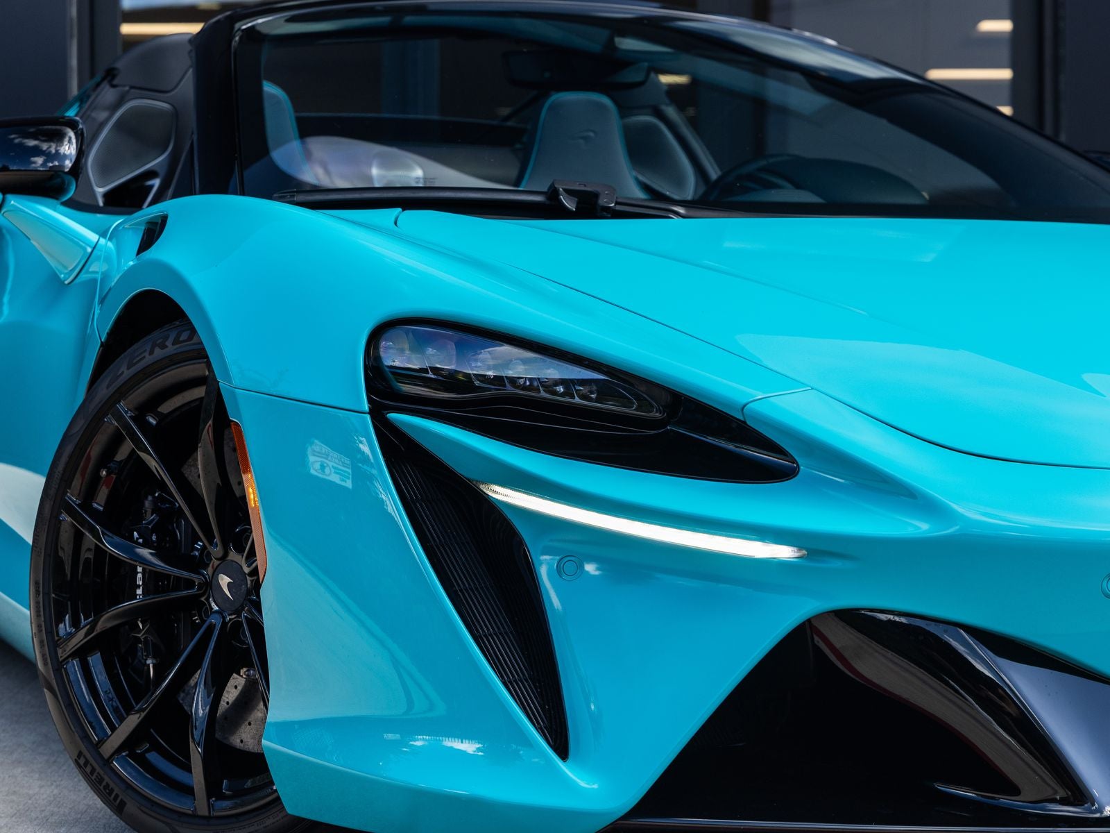2025 McLaren Artura Base