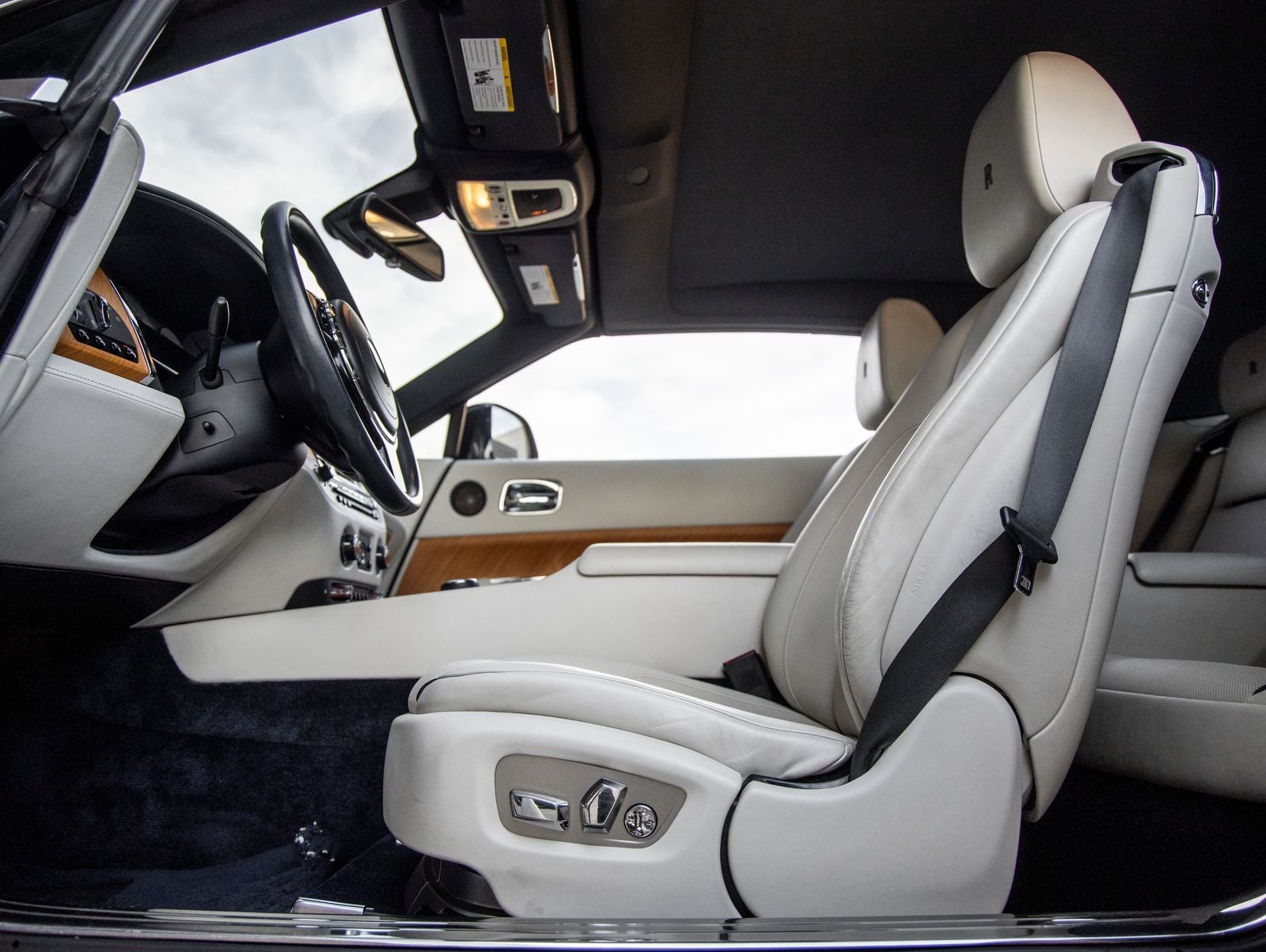 2016 Rolls-Royce Dawn Base