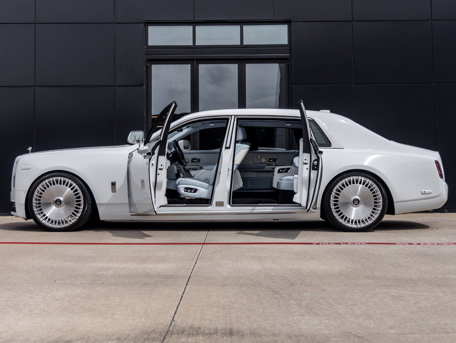 2023 Rolls-Royce Phantom Base