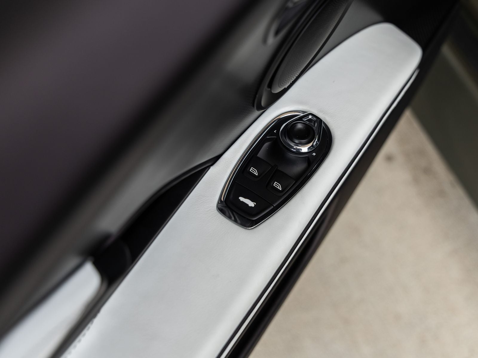 2023 Aston Martin DBS Volante