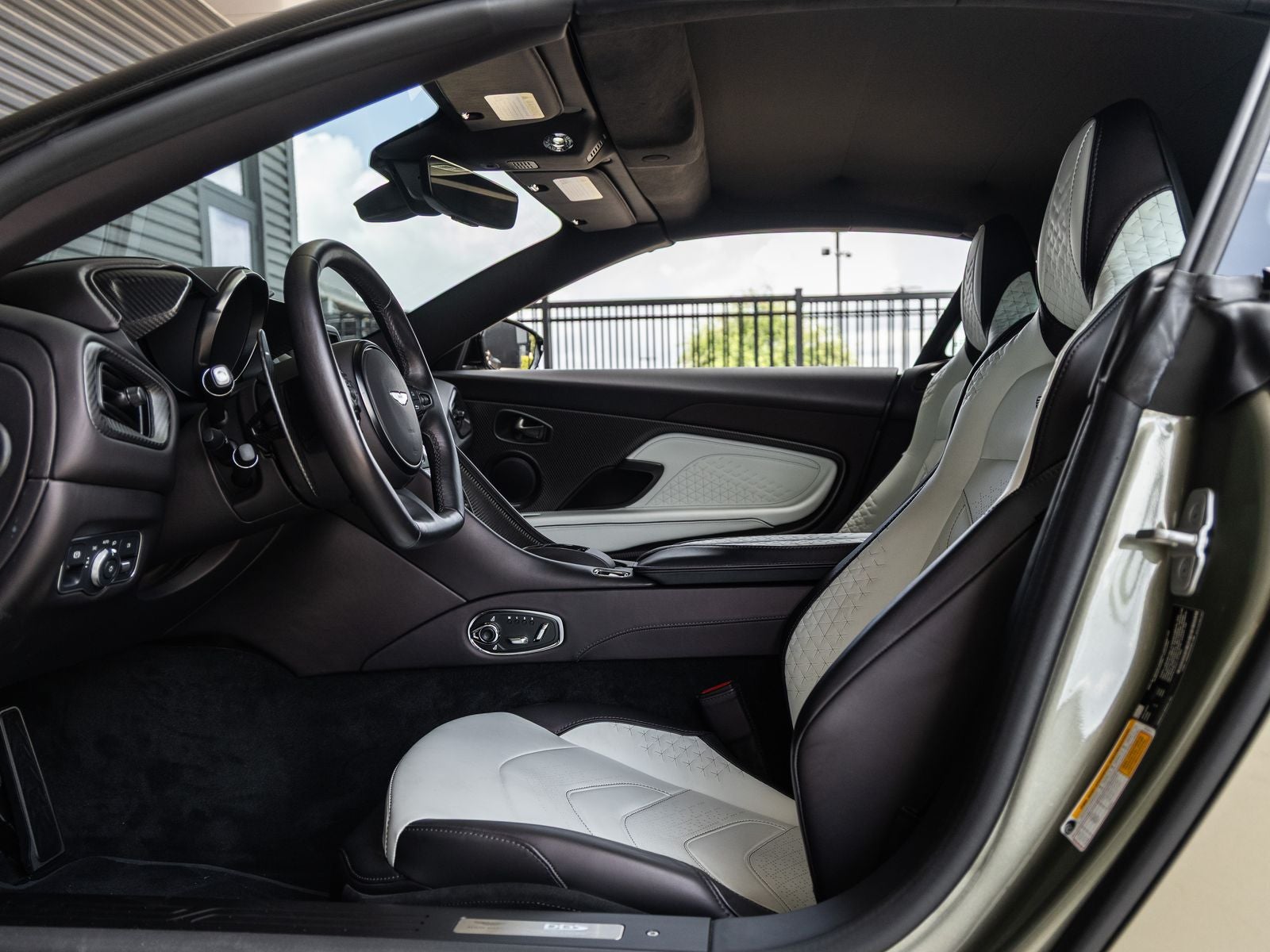2023 Aston Martin DBS Volante