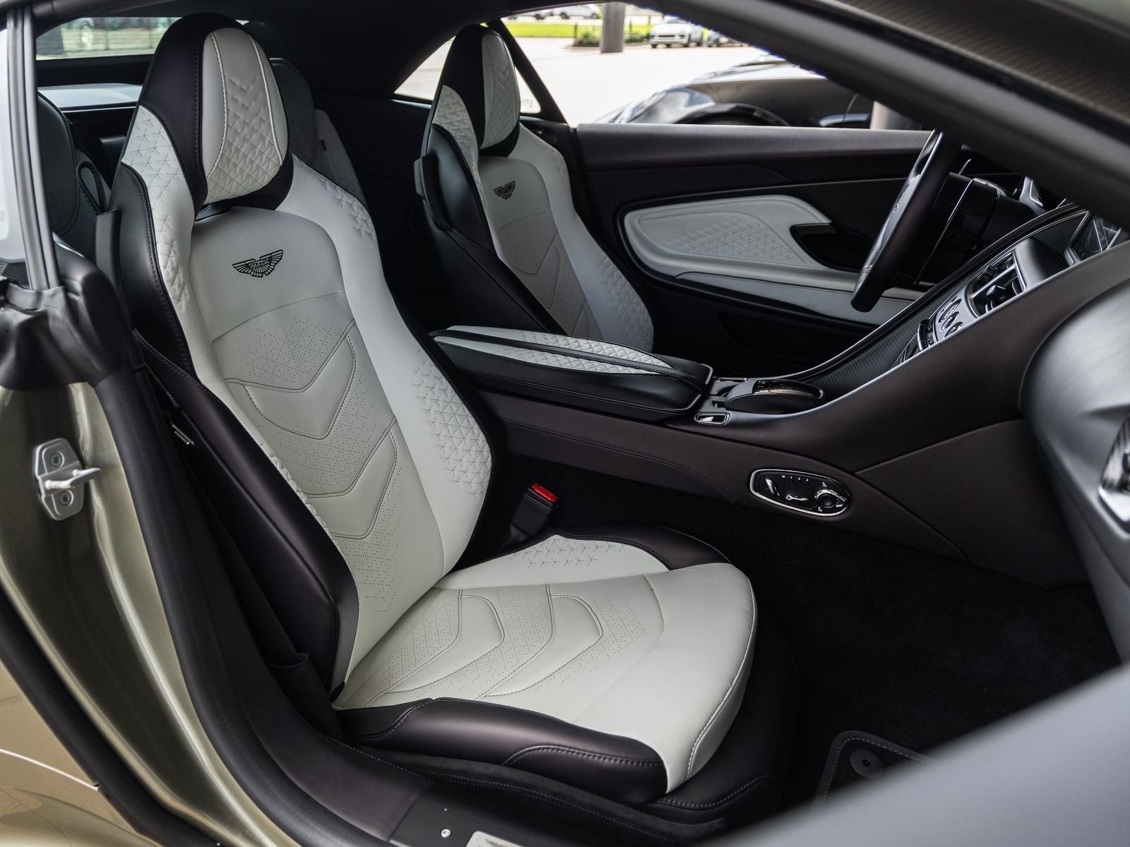 2023 Aston Martin DBS Volante