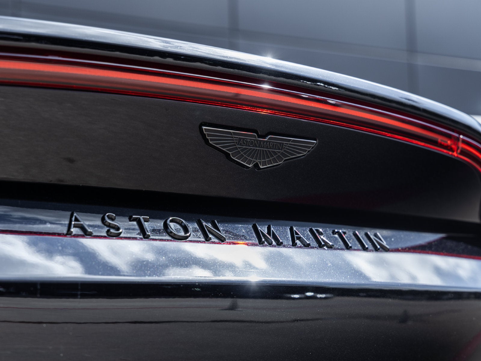 2023 Aston Martin Vantage Base