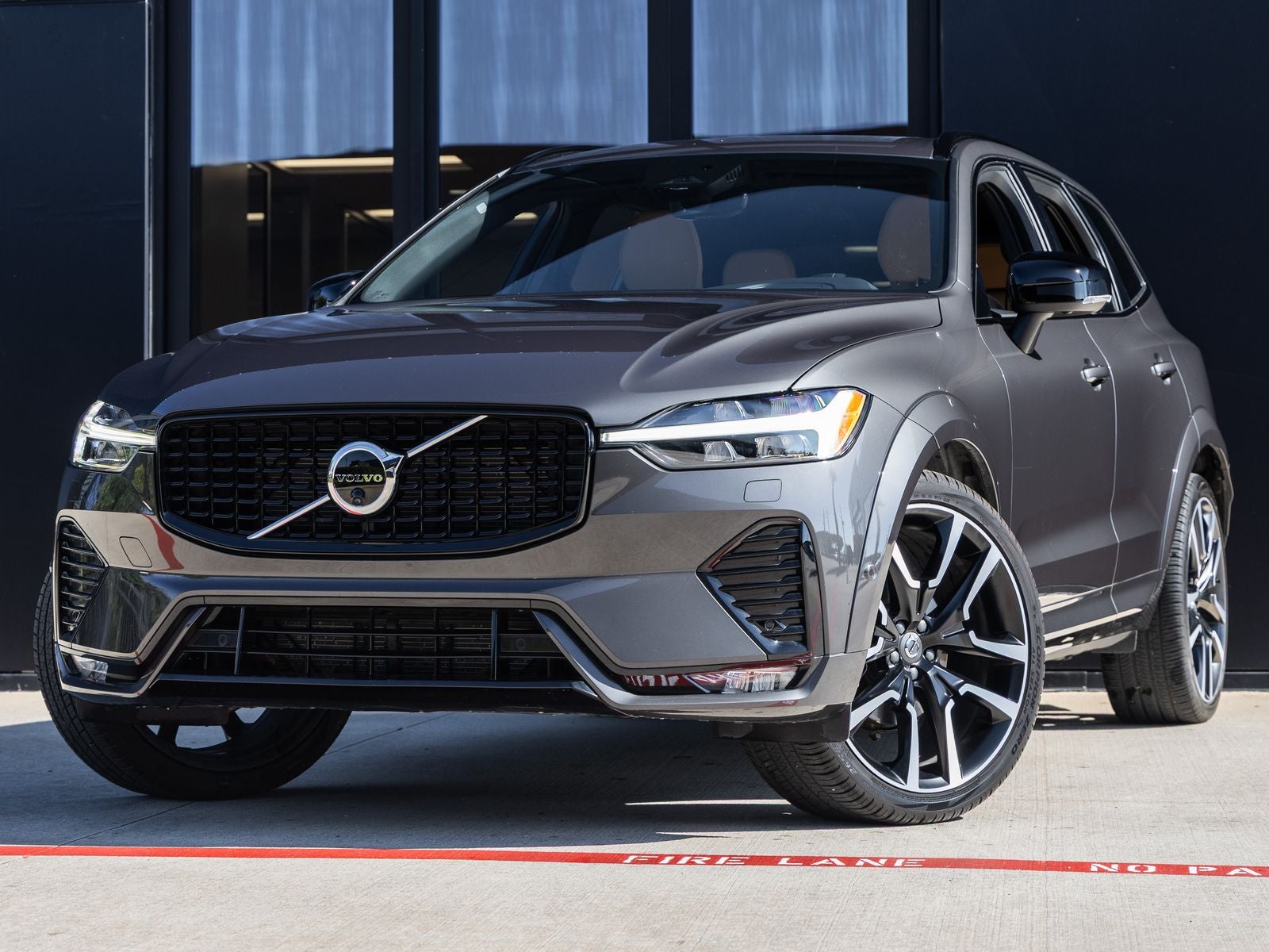 2024 Volvo XC60 B5 Ultimate Dark Theme AWD's photo