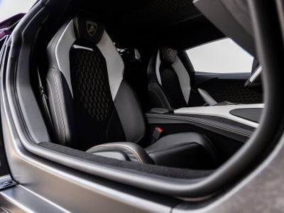 2025 Lamborghini Revuelto Base