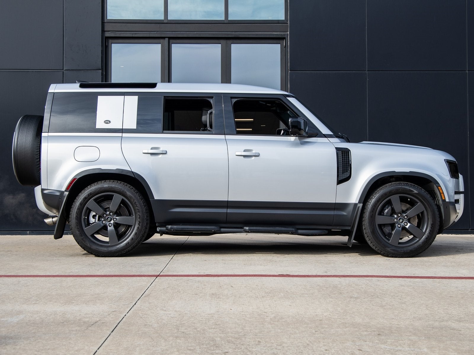 2024 Land Rover Defender 110 SE