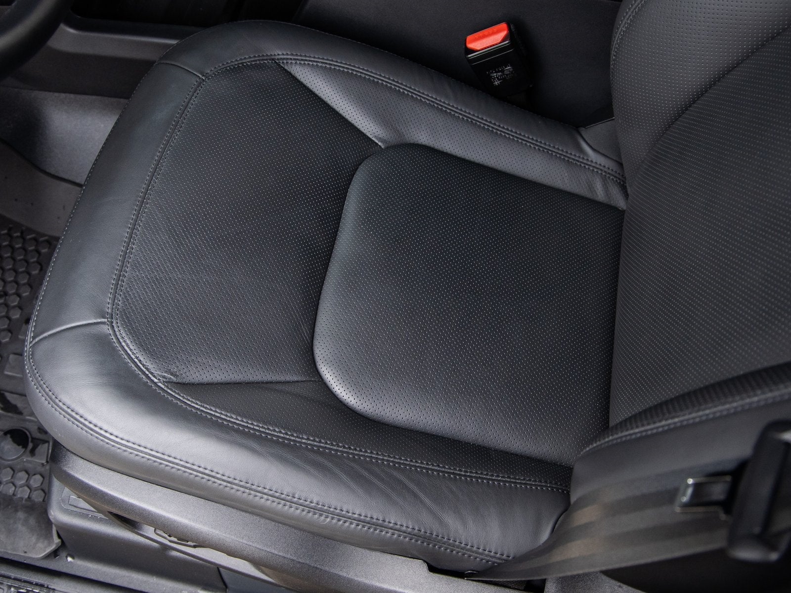 2024 Land Rover Defender 110 SE