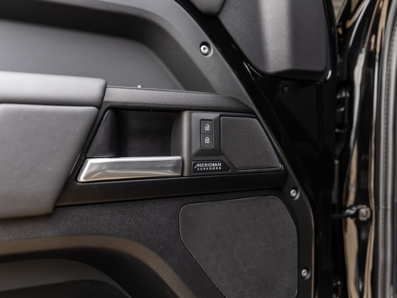 2025 Land Rover Defender 130 V8