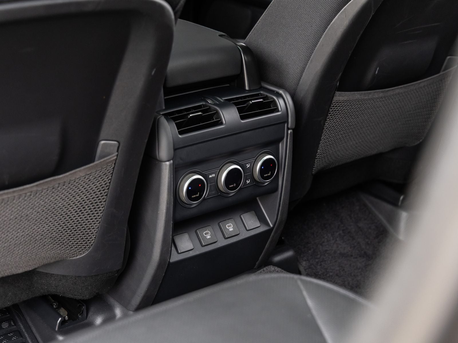 2025 Land Rover Defender 130 V8