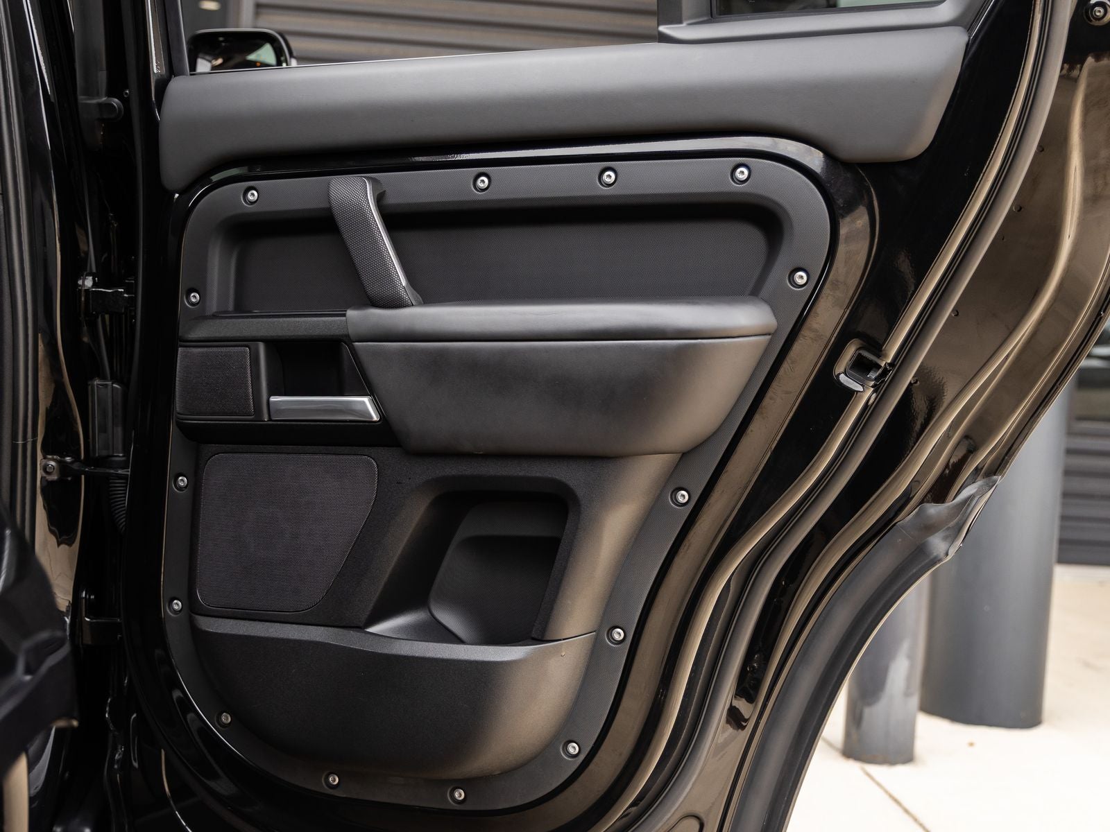 2025 Land Rover Defender 130 V8
