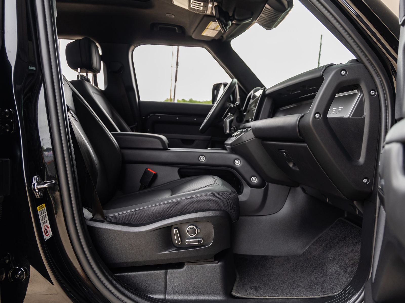 2025 Land Rover Defender 130 V8