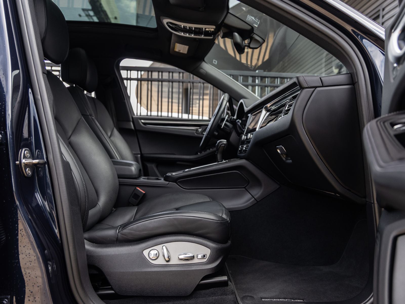 2023 Porsche Macan T