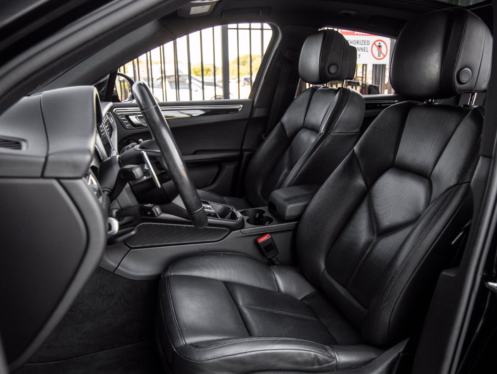 2023 Porsche Macan Base
