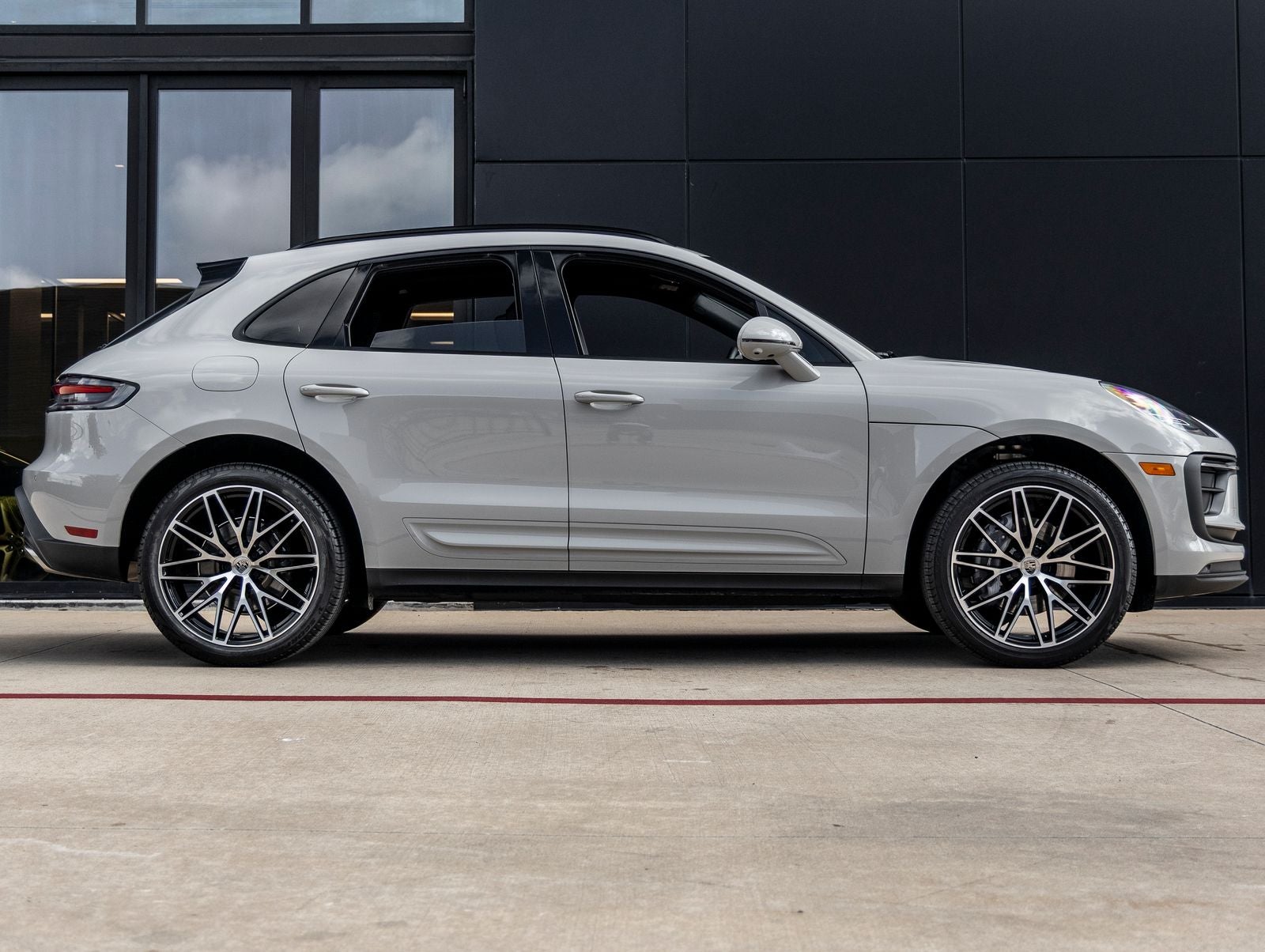 2025 Porsche Macan AWD