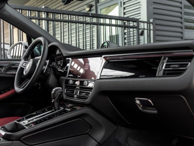 2025 Porsche Macan AWD