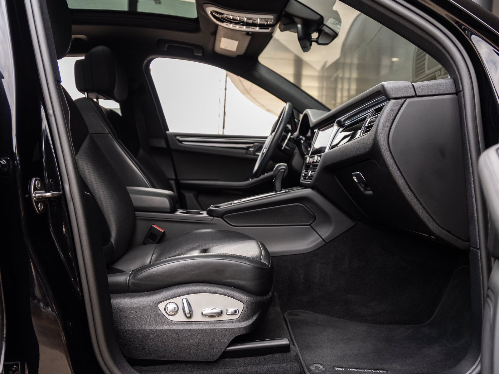 2023 Porsche Macan Base