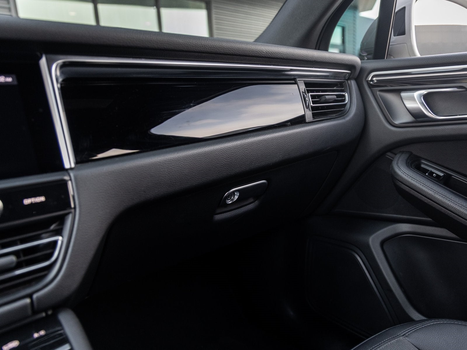 2023 Porsche Macan Macan (MY23)